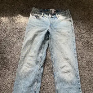 Säljer dessa lågmidjade raka jeans från zara köpta förra året som såldes slut på deras hemsida vid den tiden.  Har inga större tecken på användning och har använts sparsamt💕💕(sista bilden är från hemsidan)