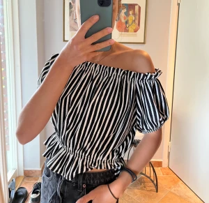 Oanvänd topp från H&M  - Snygg oanvänd topp från H&M!! Så fin till hösten! 