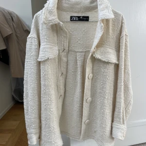 Jacka - Säljer denna helt oanvända skitsnygga jackan från zara! 