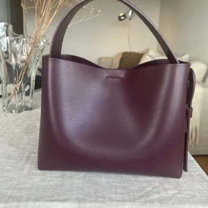 Arket mellan väska  - Som ny Vill sälja för att köpa en ny färg 