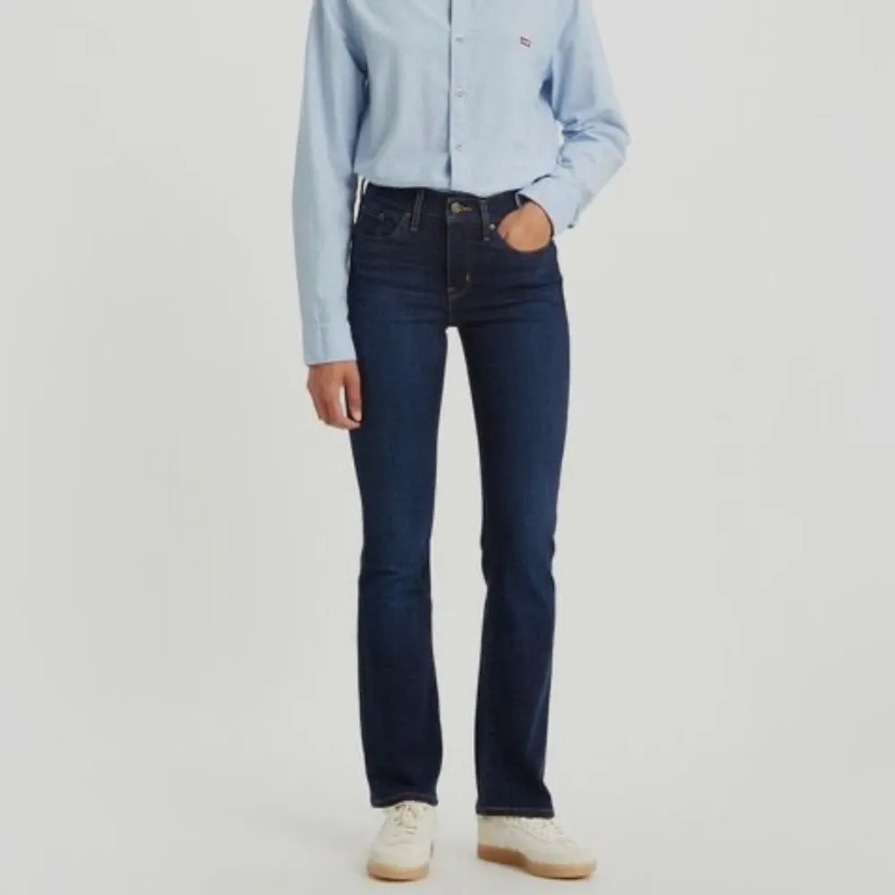 Jeans från Levis i modellen ”shaping bootcut” i en så fin blå färg 💗. Jeans & Byxor.