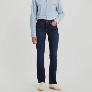 Jeans från Levis i modellen ”shaping bootcut” i en så fin blå färg 💗