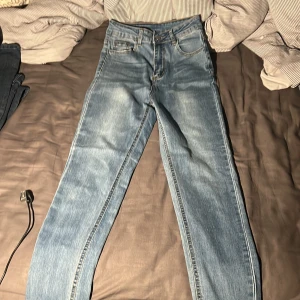 SHEIN jeans  - SHEIN jeans i fint skick, använd några gånger, sitter fint på och formar rumpan, st S