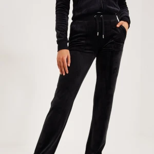 Juicy byxor  - Säljer mina svarta juicy mjukis byxor då de inte kommer till någon användning längre. Bra sick och inga slitage:) (Bilder lånade från nelly) (Pris går att diskutera) 