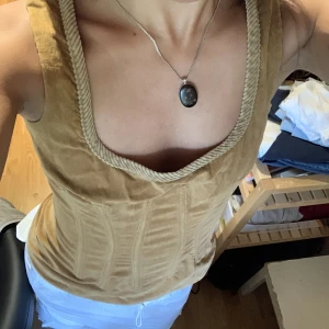 Korsett topp - Jättefin korsett liknande topp från Dolce&Gabbana, köpt från humana second hand!! Knappt använd, men har dock spruckna sömmar längst ner, men de syns inte då d är innanför men bra att veta!!