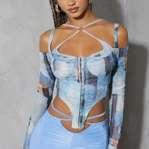 Topp - Säljer denna coola mesh-topp från pretty little thing. Endast använd 1 gång. Stl S ☺️