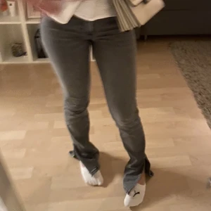 Jeans - De har en slits på yttersidan, nästan aldrig använda