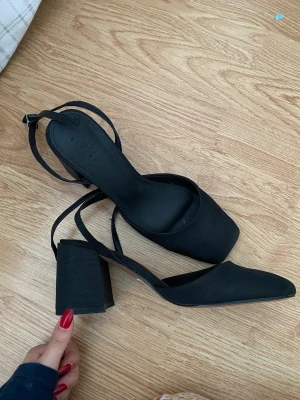 Högklackade svarta skor - Supersöta svarta högklackade skor, man kan knyta bandet på flera sätt så man får flera olika stiler. 💕
