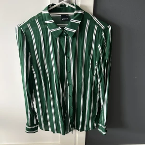 Skjorta  - Skjorta från Gina tricot använd bara 2 gånger. Normal i storlek och är i mycket bra skick!