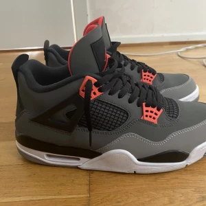 Jordan 4 infrared retro - Storlek 44 har inget behov av dem pågrund av att de passar inte min stil använd bara 2 gånger box finns!!