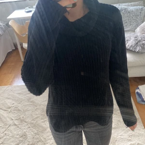 stickad polo tröja - säljer denna stickade tröjan från molo! inga defekter/är inte söndrig någonstans! jättefin och perfekt inför hösten! kp för mått o priset går som vanligt att förhandla!