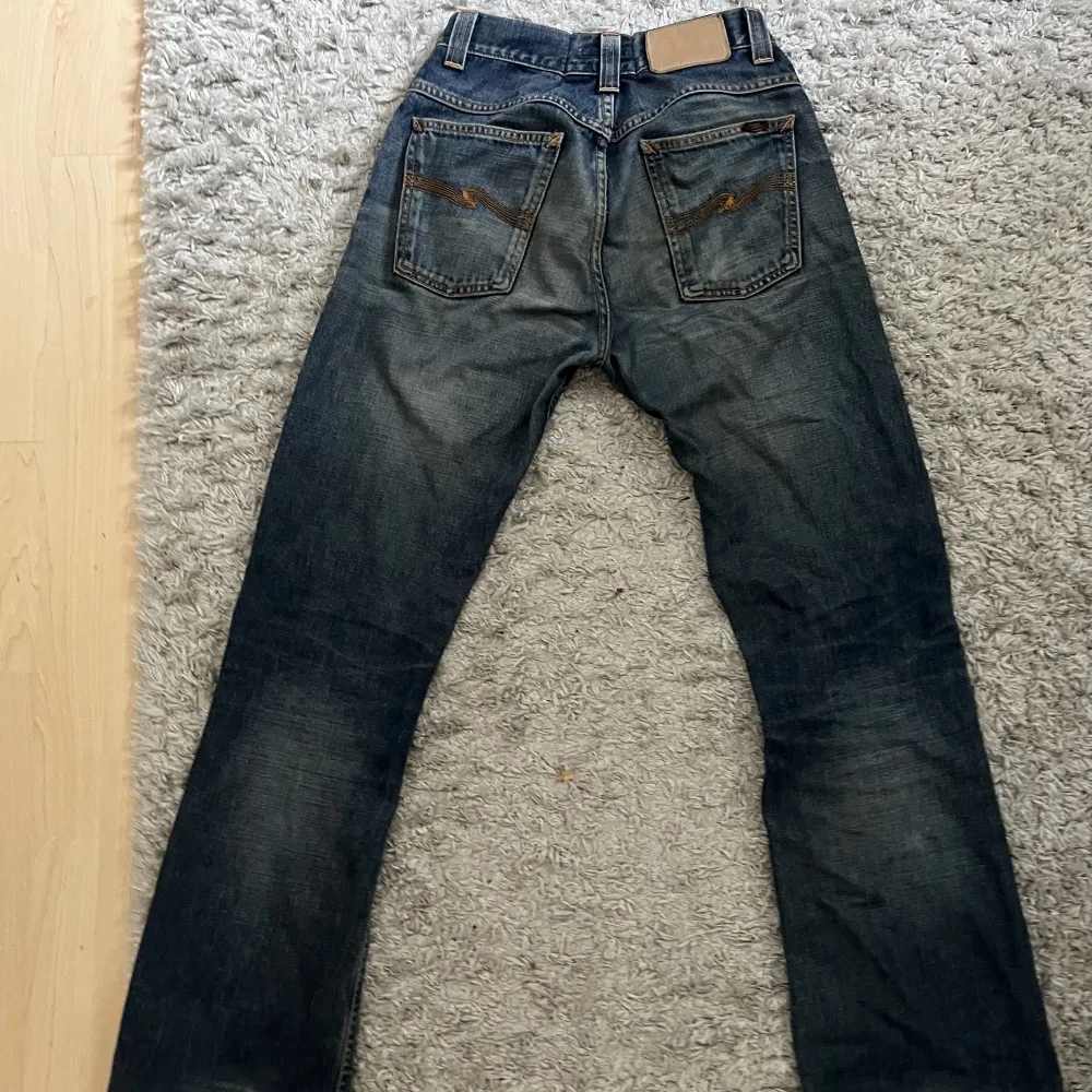 Jättefina nudie jeans som sälja eftersom de inte används längre! De är insydda baktill i midjan men inget som syns jättemycket. Jeans & Byxor.