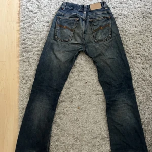Lågmidjade nudie jeans - Jättefina nudie jeans som sälja eftersom de inte används längre! De är insydda baktill i midjan men inget som syns jättemycket