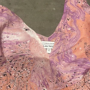 Somrig klänning - Säljer denna supersöta klänningen från & other stories då den är lite liten för mig i bysten. Den är helt ny och aldrig använd.