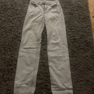 Gråa Low waist Jeans - Ett par low waist straight gråa jeans från Gina Tricot som endast är använda 2 gånger, så i nyskick!
