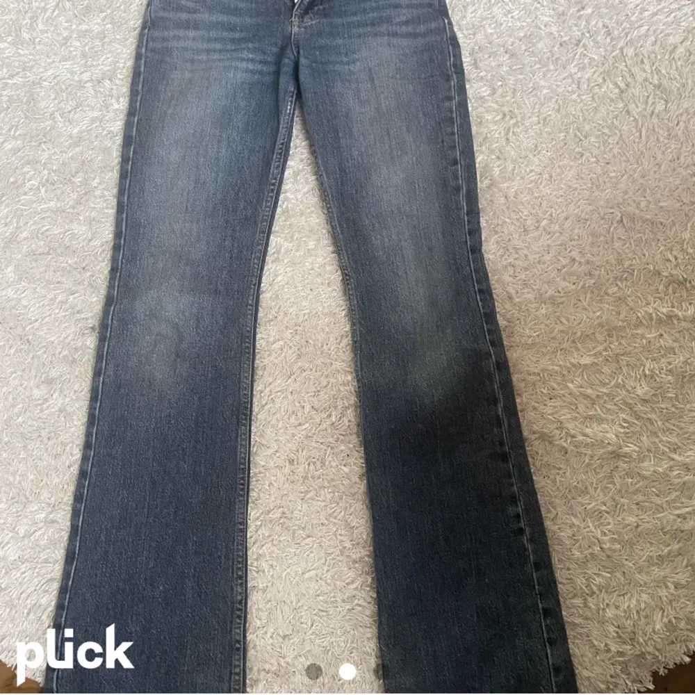 Säljer dessa jätte fina low waist jeansen i bra skick❤️. Jeans & Byxor.