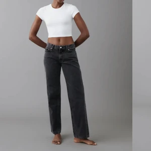 Jeans - Ett par svarta lågmidjade jeans från Gina som är ganska nya, rensar ut så säjer de. Originalpris:500kr