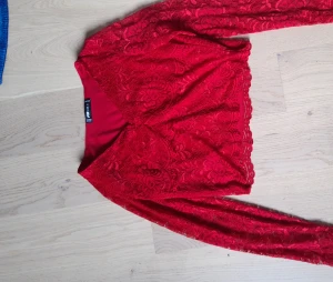 Röd spetstopp - Röd spetstopp, croppad ok/bra skick