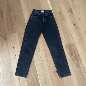 Svarta Mom jeans 