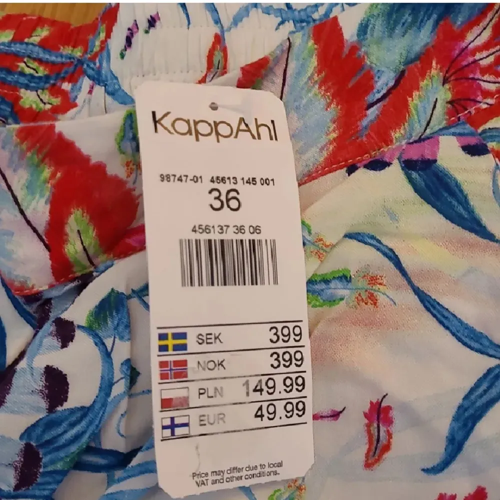 Jättefina luftiga byxor från KappAhl i storlek 36. Perfekta till sommaren. De är helt nya och nypriset var 399kr. Kan fraktas men köparen står för frakten💗. Jeans & Byxor.