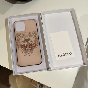 Kenzo iPhone skal - Ljusrosa Kenzo skal, för iPhone 12 & 12 PRO. 