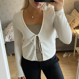 Vit kofta  - Vit kofta från H&M i mycket fint skicka Storlek M men passar mig som brukar ha S också.🤍🤍