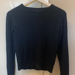 Stickad tröja - Marinblå stickad tröja❤️