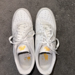 Air force 1 - Stl. 44,5 - Sparsamt använda air force 1. Finns i Stockholm, köpare står för frakt. Utkörning kan ordnas mot avgift. 