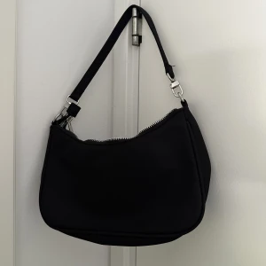 Svart axelväska  - Jätte bra kvalitet får plats med hyfsat mycket , inte använt så många gånger 