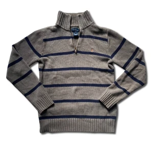 Polo Ralph Lauren kofta  - Polo Ralph Lauren kofta med fin färgad brodyr. Storlek L i barnstorlek men passar xs/s. Fråga gärna efter fler bilder så löser jag det