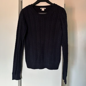 Blå stickad tröja 💙 - Blå kabelstickad tröja från h&m i fint skick 💙