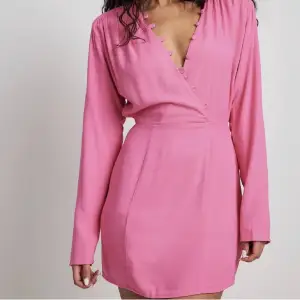 En jättefin rosa klänning som är nyköpt och inte använd då den är för liten för mig och kommer inte till användning.  Priset kan diskuteras!