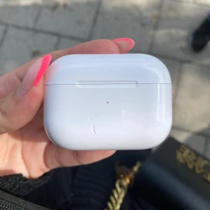 Air pods pro - kopia, små defekter (bara några repor på skalet) därav pris. Fungerar som riktiga. Enda skillnaden är att det inte finns texten bakom. Är oanvända. Köparen står för frakten ❤️