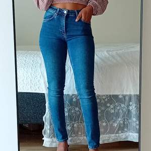 En skinny blå jeans i storlek 34-36