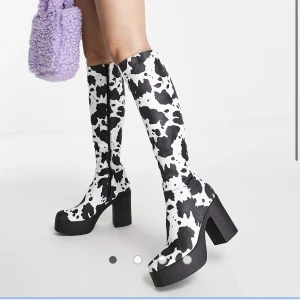Cow Print Boots - Superfina boots från ASOS, säljs pga ingen användning.  Endast testade men har inte haft något tillfälle att ha dessa, kommer i original förpackning!🧝🏻‍♀️✨De är köpta för 700 kr, säljer för 400 men pris går att diskutera!