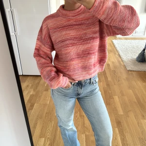 Stickad tröja - Stickad tröja från Nelly i storlek XS, aldrig använd 🤍