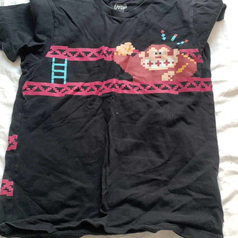 En vanlig svart tröja med tryck med King Kong . T-shirts.