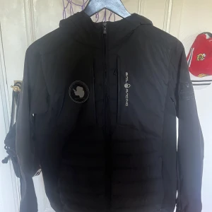 Sail racing jacka - Säljer nu min Sail racing jacka eftersom den blivit förliten. Jackan är en varm och bra vinter/höst jacka. Tyvärr så är det ett litet hål som är lagat men det syns inte från långt håll. Priset kan diskuteras vid snabbaffär. Nypris 1999.