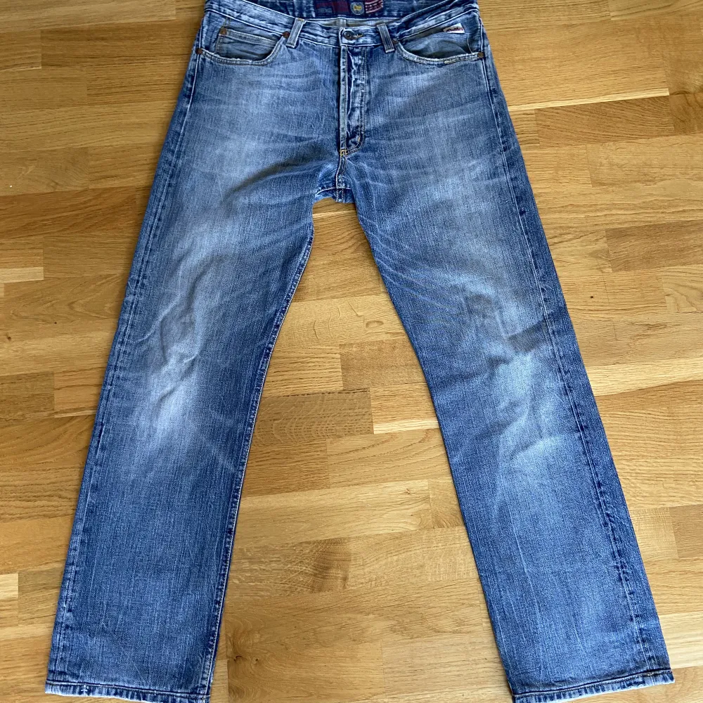 Ett par riktigt snygga grå/blå vintage jeans i mycket bra skick. Snygg passform.. Jeans & Byxor.