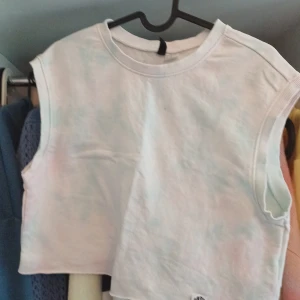 Blus - En blus, använts några gånger men i bra skick!