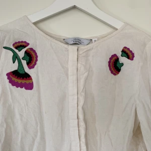 Blus från & other stories  - Blus från & other stories! Superfina broderier på. Storlek 38. Skulle må bra av en strykning/steaming! 
