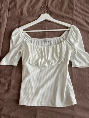 Vit topp  - Vit topp från bubbleroom i storlek M 
