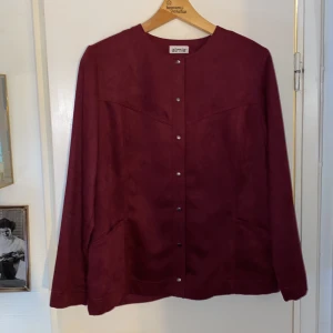 Mocka skjorta/jacka - Kavaj/skjorta/jacka i mocka-liknande material. Fyndad på loppis. 