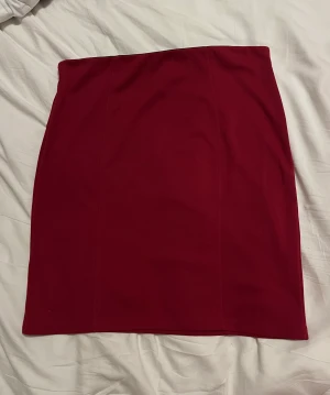 Burgundy kjol - En enkel röd kjol från märket Geena. Lite noppig men inget som syns om man inte tittar noga. Annars utmärkt skick. 