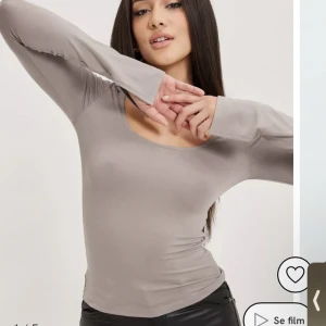 Långärmad topp gina - Långärmad topp i beige med slits vid ärmarna, jättefin nu till hösten 💘