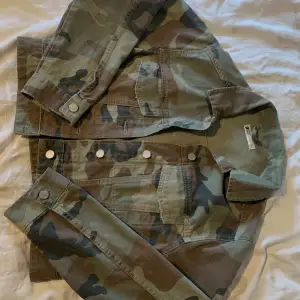 Super snygg kamouflage mönstrad jeansjacka från Gina💗💗 Nypriset låg på runt 300/400kr ish men säljer för 190, priset kan dock diskuteras💗 