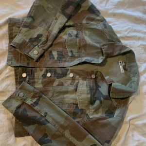Jeansjacka  - Super snygg kamouflage mönstrad jeansjacka från Gina💗💗 Nypriset låg på runt 300/400kr ish men säljer för 190, priset kan dock diskuteras💗 