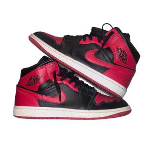 Jordan 1 mid black/red (banned) i väldigt bra skick, sparsamt använd. säljes pga dom inte används längre. Låda medföljer och priset går att förhandlas vid snabb affär :) ställ gärna frågor!