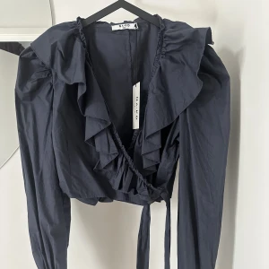 Blus NAKD - Fin omlottblus med knyte, aldrig använd. 