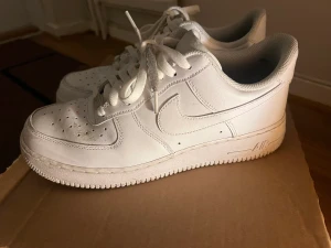 Air force one - Använda, men i mycket fint skick. Storlek 44 